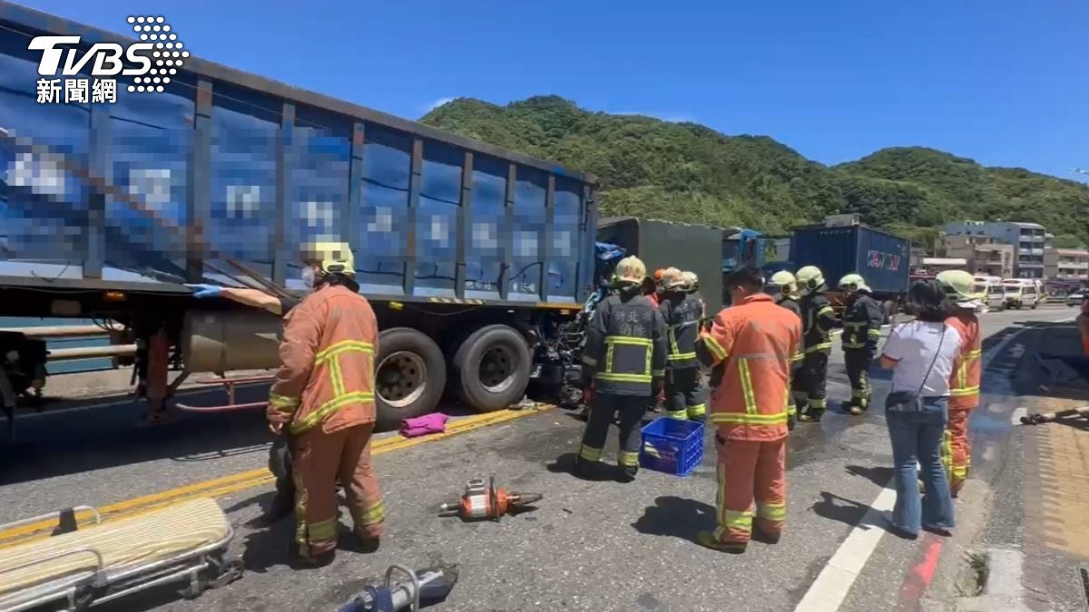 台二線發生四車連環撞事故。(圖/TVBS)