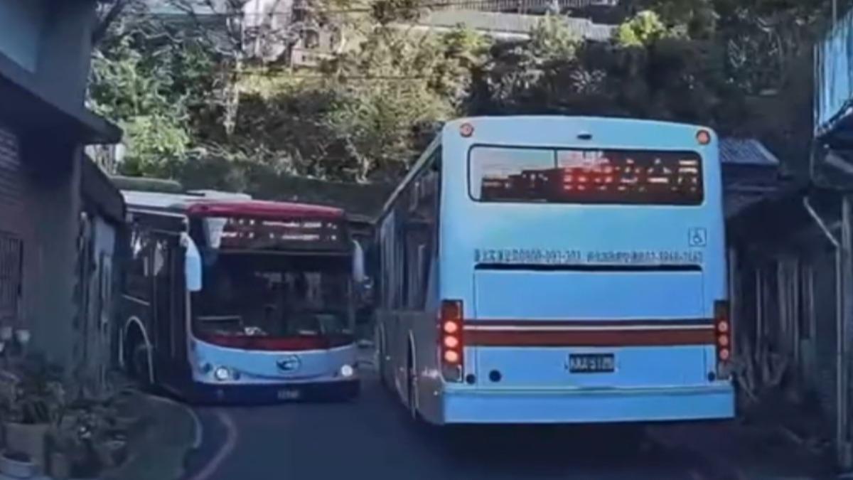 兩輛公車在狹窄的道路成功會車。（圖／翻攝 WoWtchout - 地圖型行車影像分享平台）