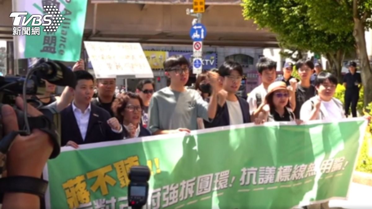 公館圓環913拆除 民團掛布條嗆「蔣不聽」。(圖/TVBS)