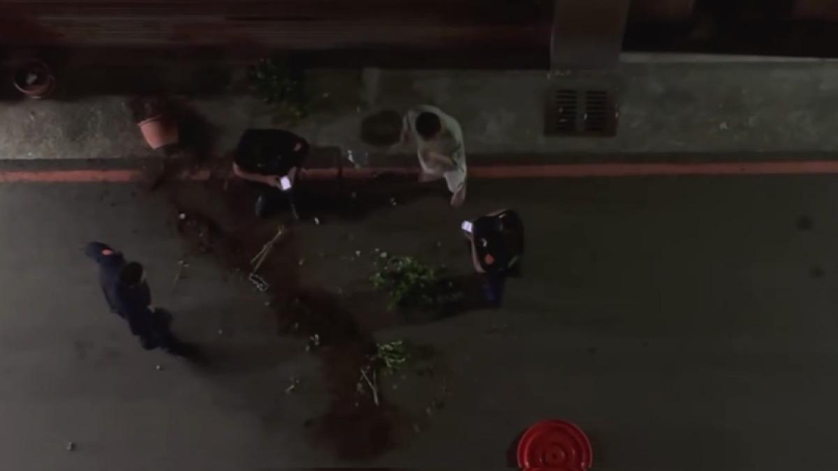 男談分手爆拉扯!女方親友團持棍「街頭開戰」 拖鞋花盆全遭殃。(圖/民眾提供)