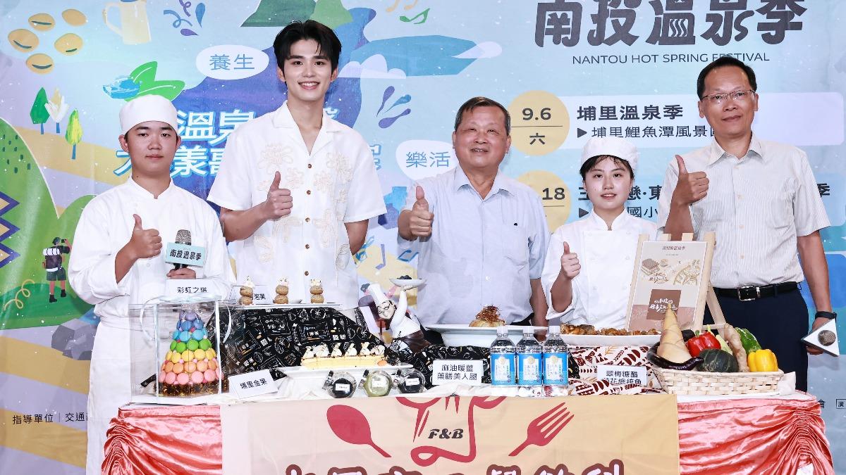 副縣長王瑞德(中)跟王品澔(左二)介紹在地料理。(圖/南投縣政府提供)