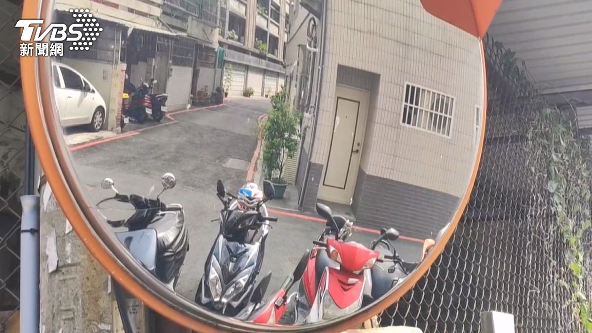 情侶分手談判失敗 親友團持棍打到拖鞋飛。(圖/TVBS)