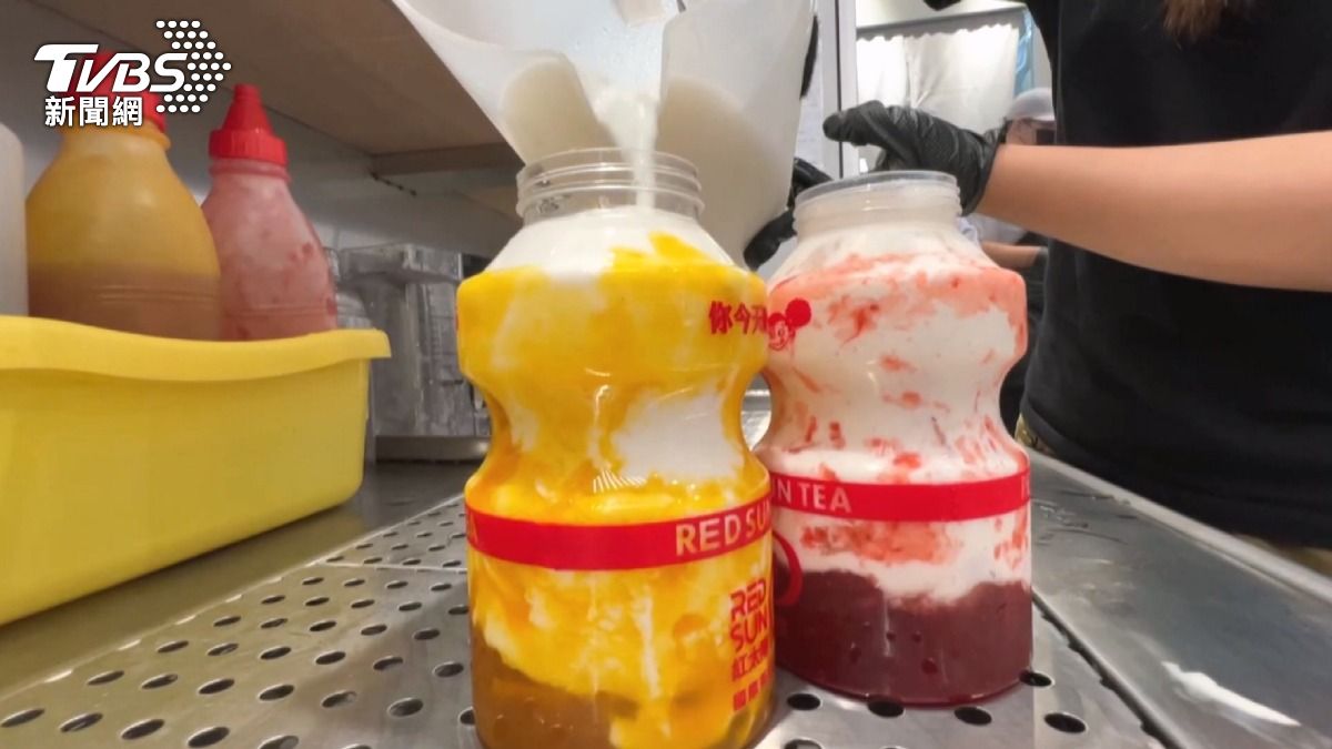 這家南部飲料店的特色杯款也成為吸引顧客的亮點。(圖/TVBS)