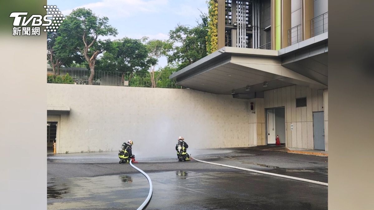 美光廠區「不明氣體」竄出!員工嘔吐緊急疏散 消防急灑水搶救。(圖/TVBS)