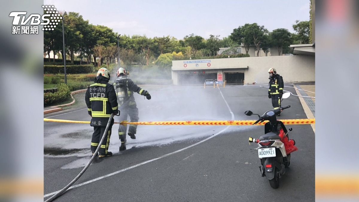 警消獲報迅速趕往現場,採取灑水措施以降低氣體濃度,同時設置封鎖線。(圖/TVBS)