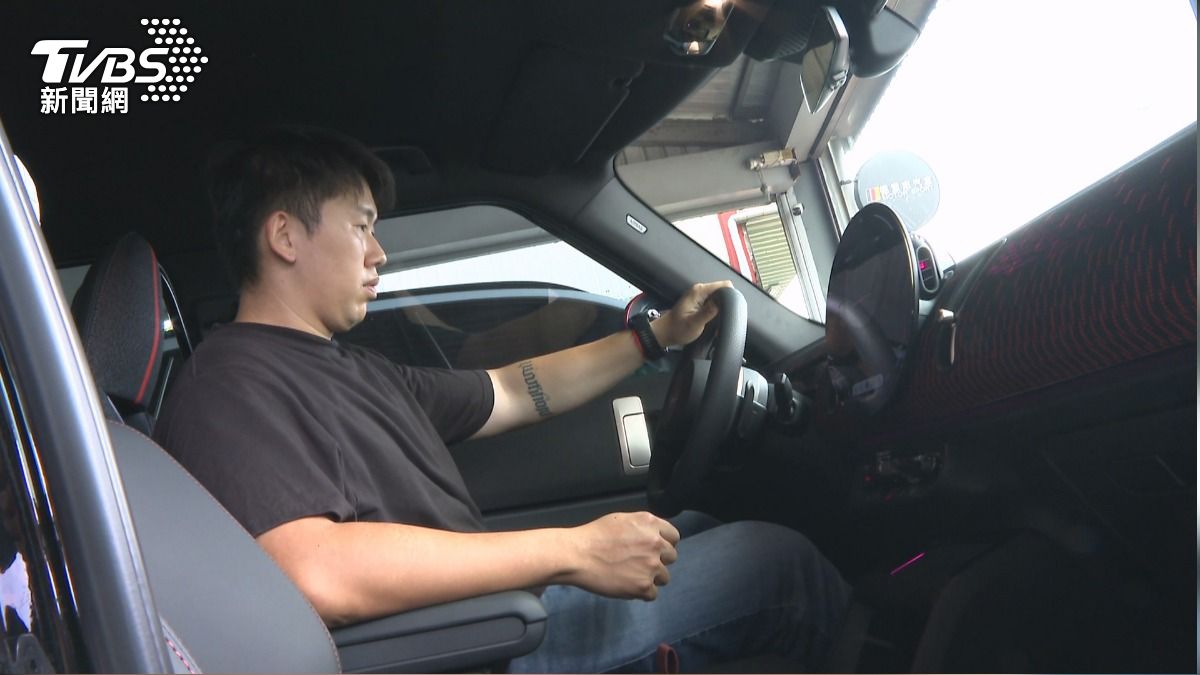 美車關稅談判中 特斯拉收購價狂降10%。(圖/TVBS)