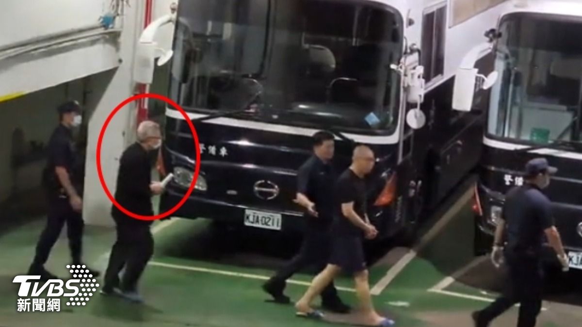 前立委陳歐珀與柯文哲,一前一後現身囚車道。(圖/TVBS)