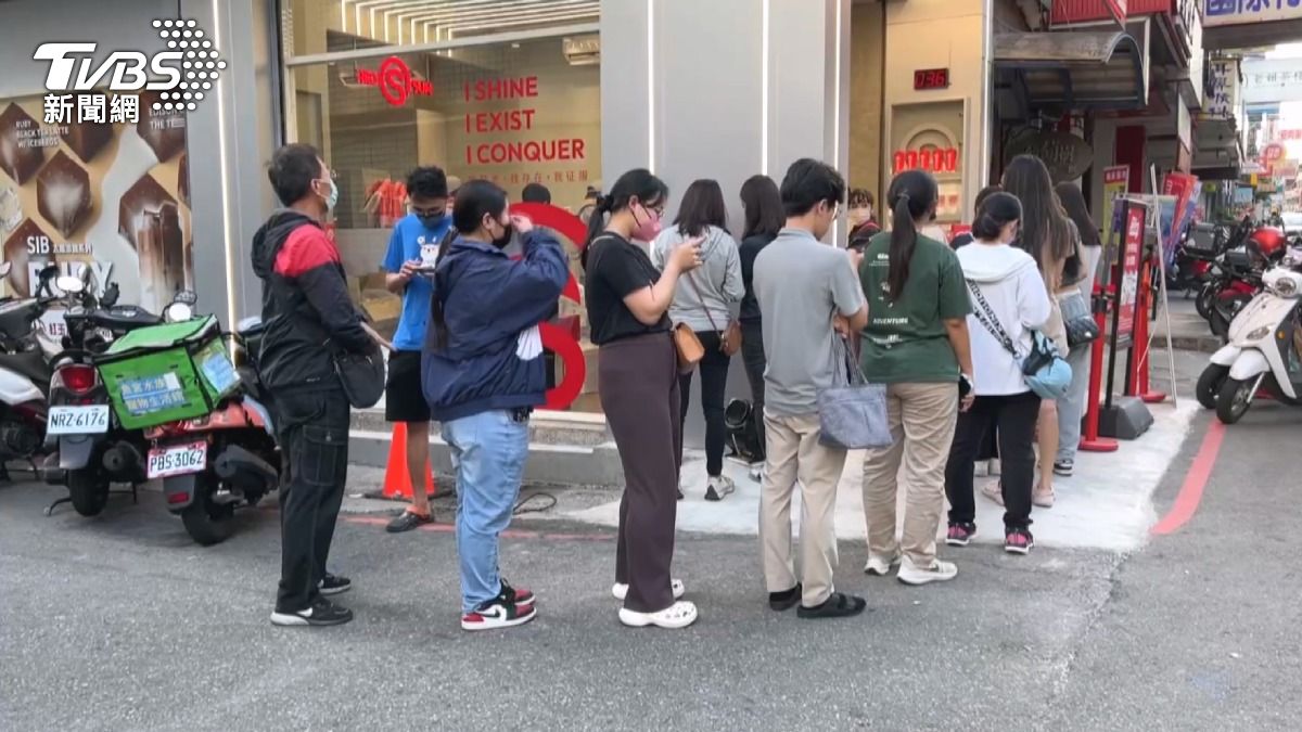 韓咖啡店限量冷飲杯掀排隊潮 南部「大澎湃」飲料店人氣爆棚。(圖/TVBS)