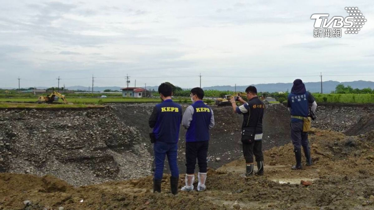 美濃農地及國有地遭盜採回填，檢警掌握跡證展開搜索。（圖／TVBS）