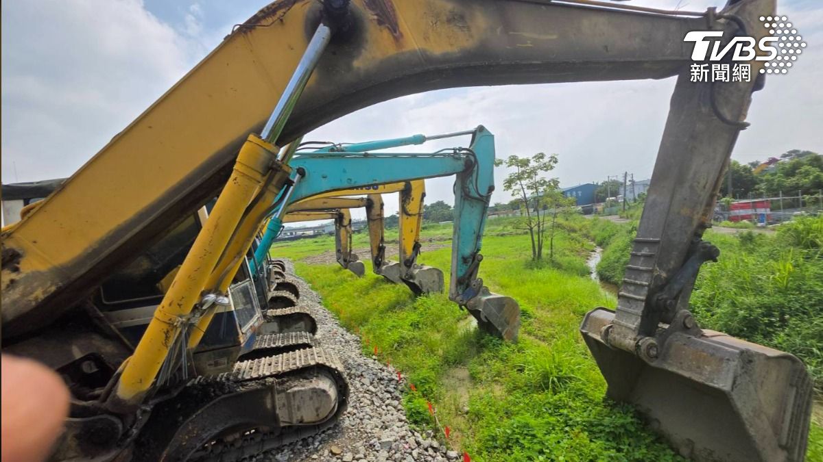 檢方查扣15部怪手整重機具，約談15人中11人遭聲押，4人10萬交保。（圖／TVBS）