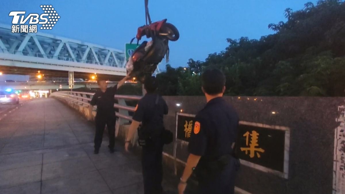 員警特地找來吊車協助將機車拖吊上橋。(圖／TVBS)