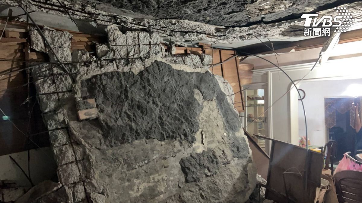 基隆老公寓3樓客廳水泥天花板突塌陷,屋主前腳剛走躲一劫。(圖/TVBS)