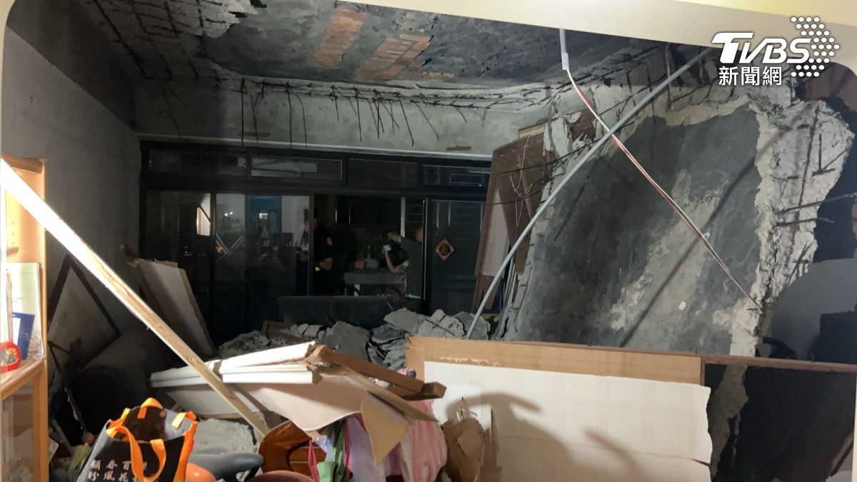 疑跟前晚宜蘭地震有關,基隆公寓水泥天花板鋼筋連根拔起。(圖/TVBS)