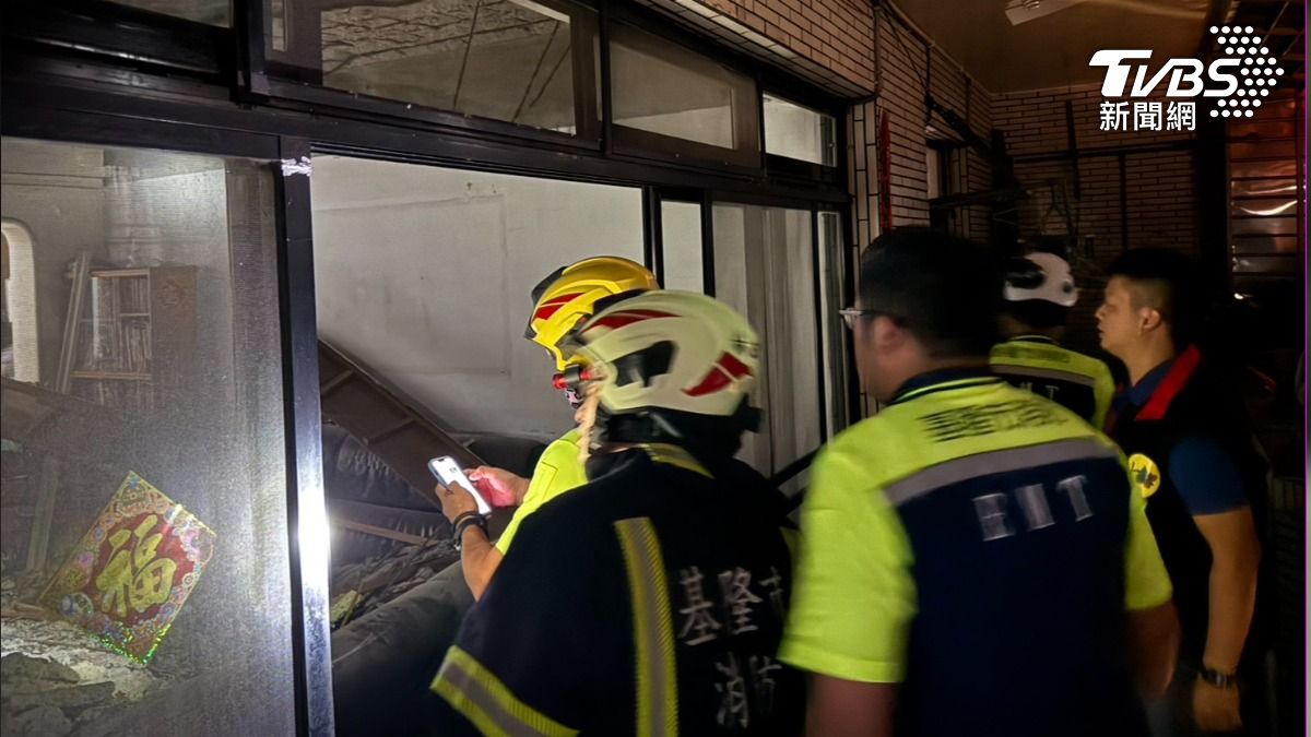 擔心後續危險,公寓樓上樓下都被緊急安置,都發處隔日將派人勘查。(圖/TVBS)