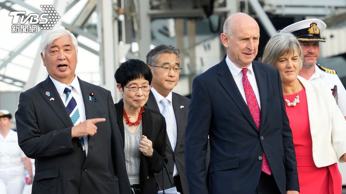 日本防衛大臣中谷元與來訪的英國國防大臣希利在日本防衛省舉行會談並公布聯合聲明，重申台灣海峽和平穩定的重要性。（圖／達志影像美聯社）