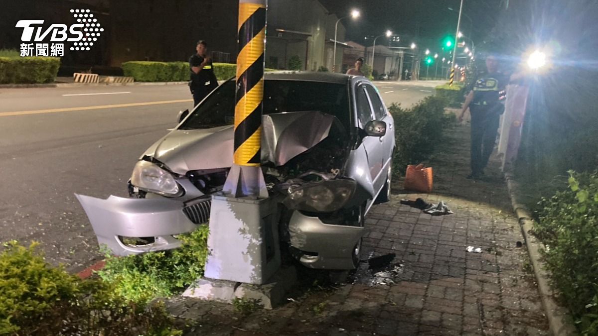 快訊/深夜開車回家遇死劫 台中女詭撞路燈殞命