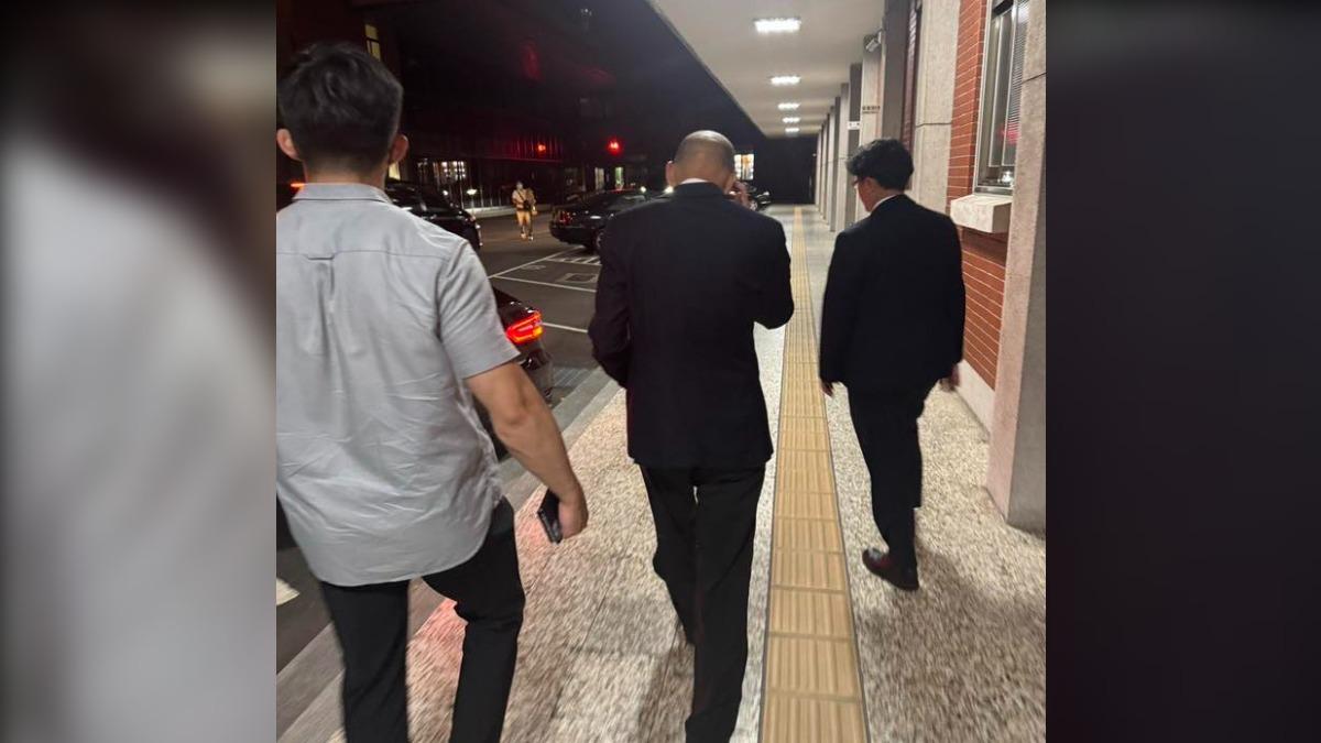 韓國瑜深夜還在加班。(圖/翻攝自韓國瑜臉書)