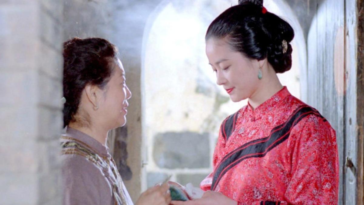 陸小芬(右)以《桂花巷》奪得亞太影后,左為陳淑芳。(圖/國家影視聽中心提供)
