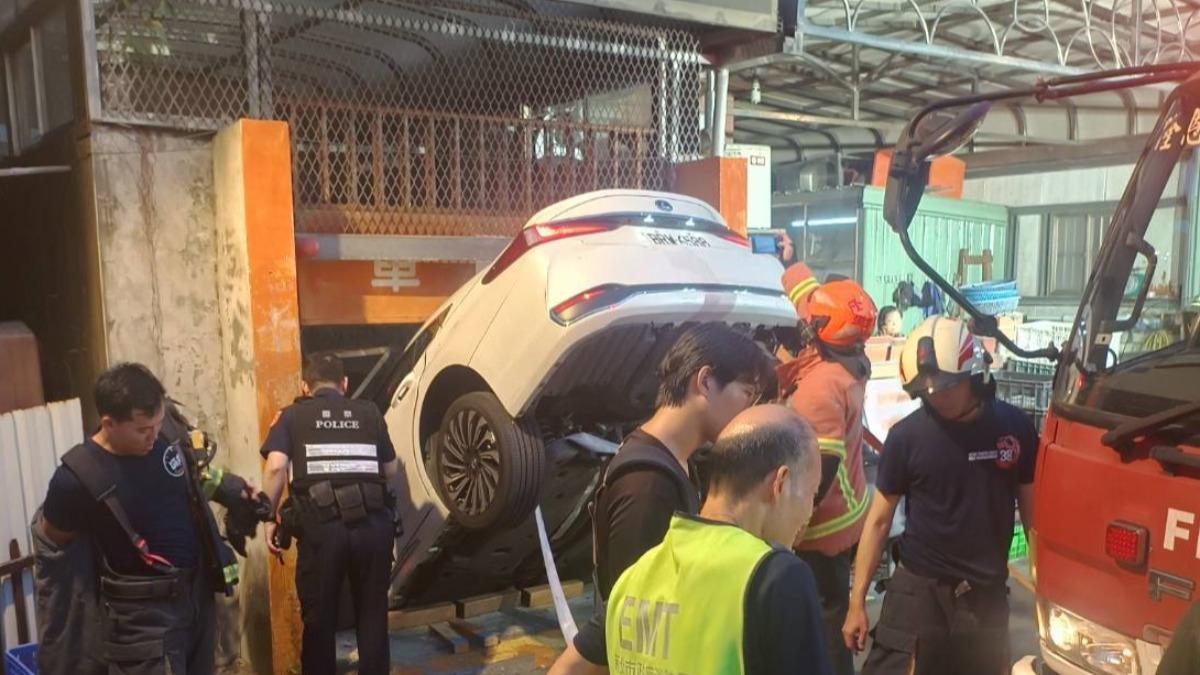 新北男返家機械停車位突故障 「整輛倒頭栽」急喊救援