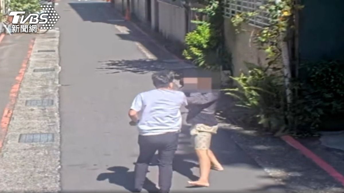 警逮捕詐騙集團成員。(圖/TVBS)