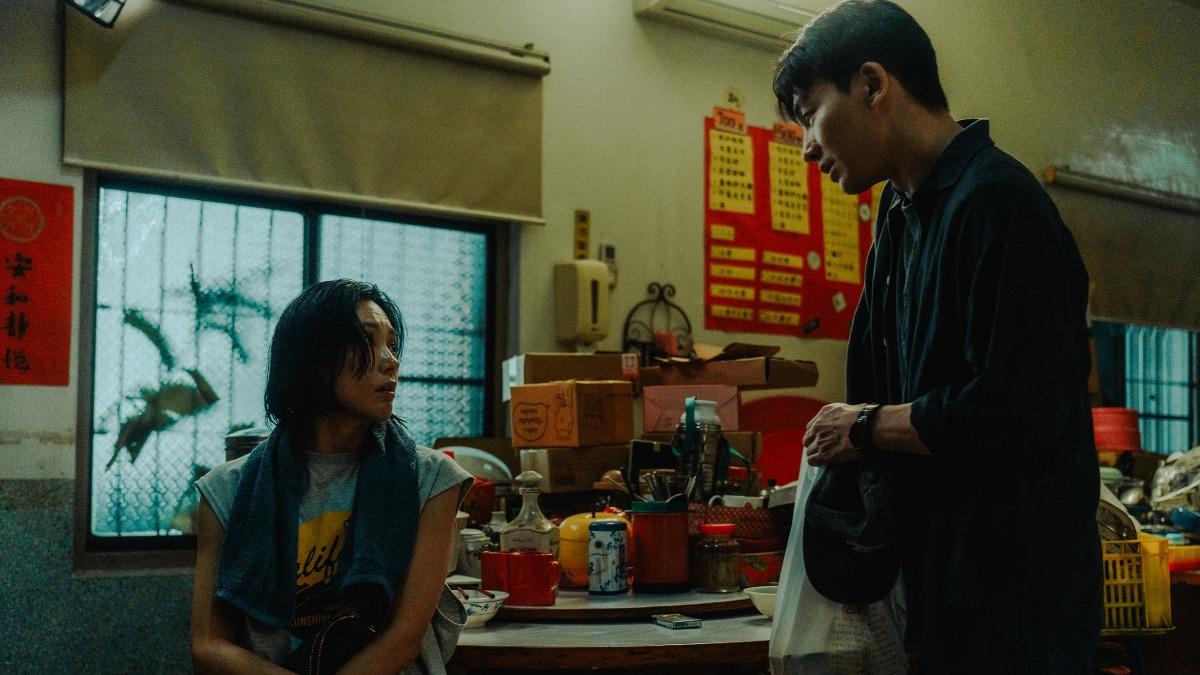 張洛偍拍親密戲被水川麻美(左)電到,不小心NG。(圖/牽猴子提供)