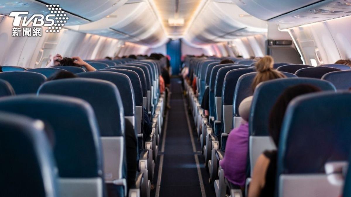 一名資深空服員揭露出國旅行的三個衛生習慣。(示意圖／shutterstock 達志影像)