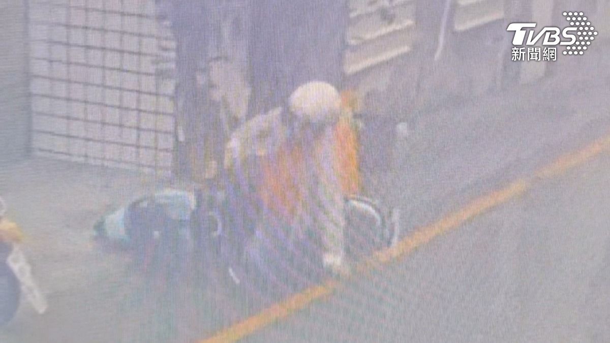 8旬婦人騎乘微型電動車，到家了準備下車，但她的腳疑似被卡住，下一秒重心不穩，連人帶車摔在地上（圖／TVBS）