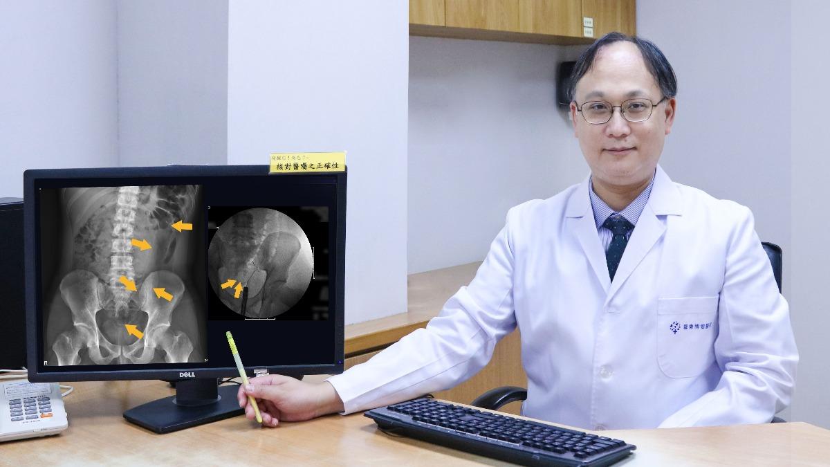 羅東博愛醫院醫療團隊以大腸鏡搭配特製取物工具，將矽膠按摩棒完整夾出。（圖／羅東博愛醫院提供）