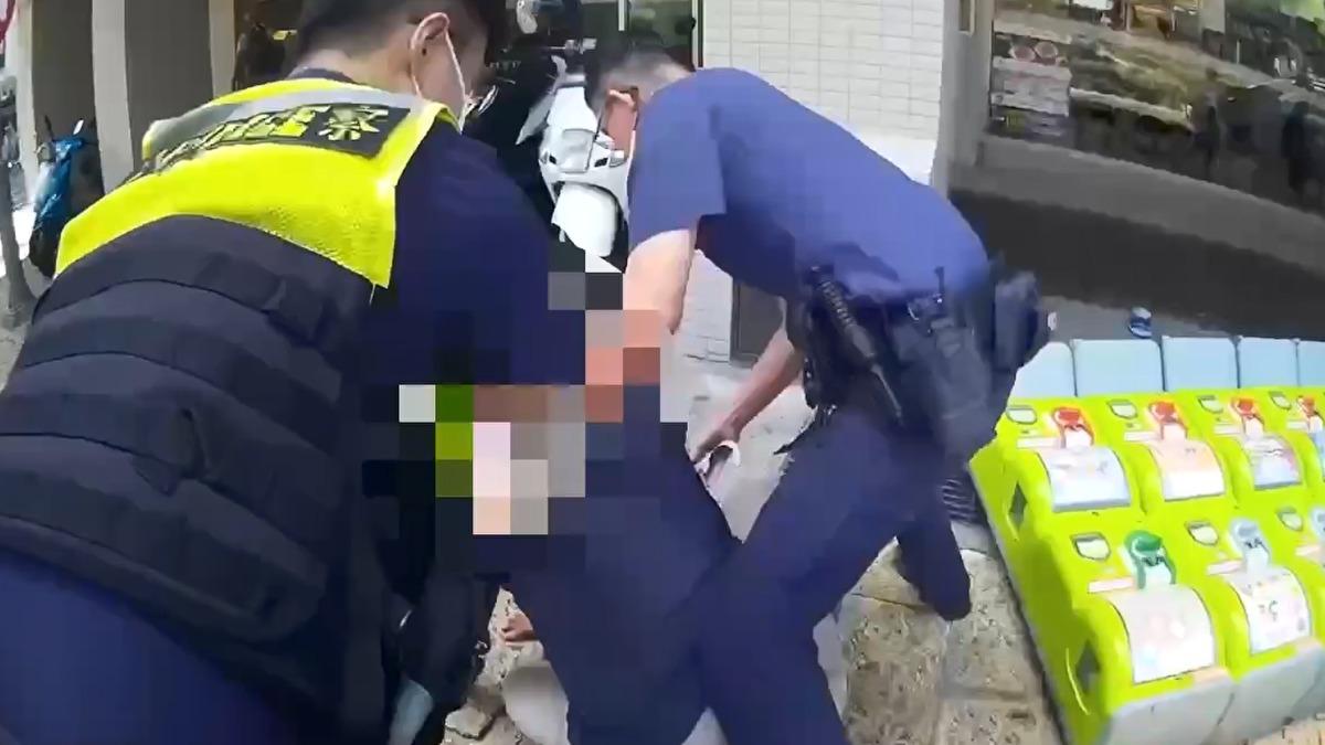 男醉鬧超商,扭蛋機整排倒還推警潑咖啡。(圖/警方提供)