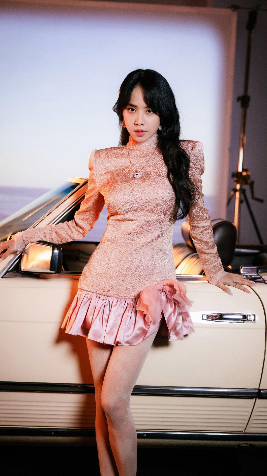 蔡依林詮釋女演員,在拍戲過程中和男主角擦出愛火。(圖/華納提供)