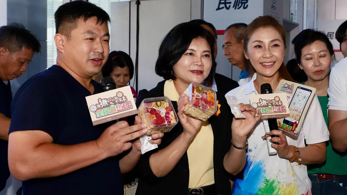 雲林縣長張麗善(中)力挺在地農產,與梁佑南(右)分享好物。(圖/民視提供)
