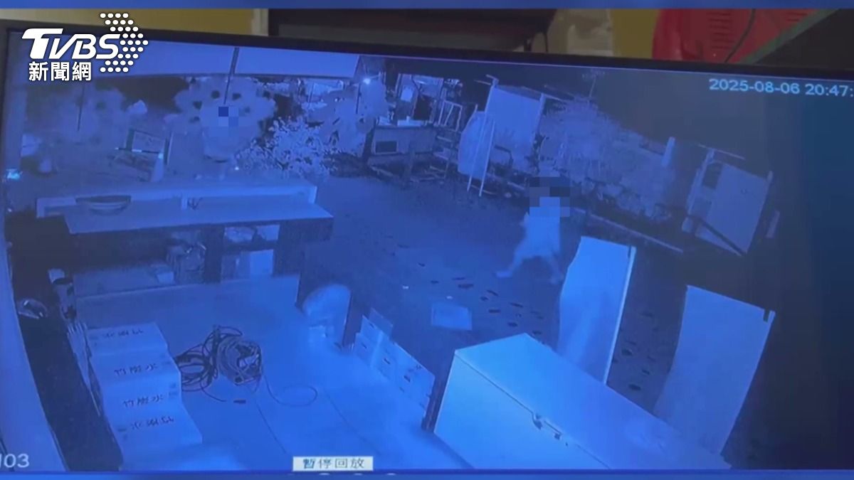 監視器畫面也證實兩人並未牽手，而是少女與男子並排走。(圖／當事人提供)