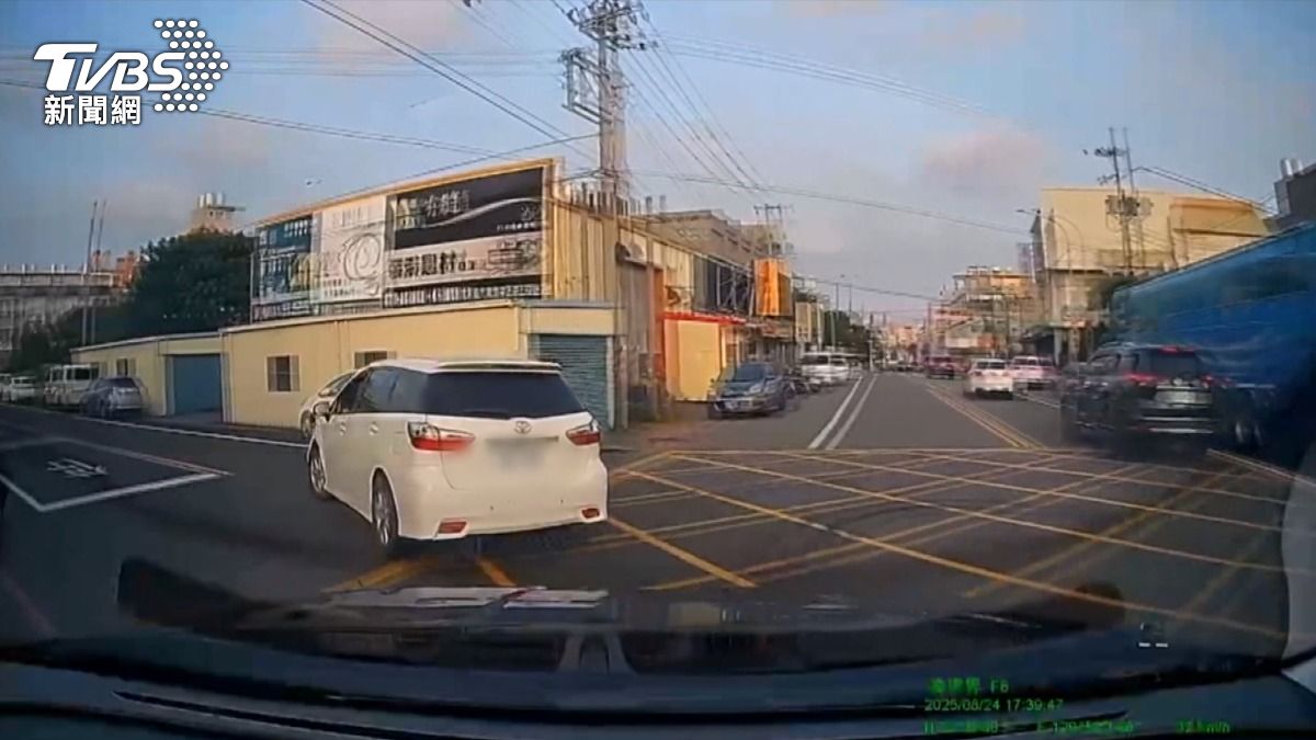 失聯移工開贓車「街頭狂飆」外送員載警追嫌，您躲的員警已送達。(圖／民眾提供)