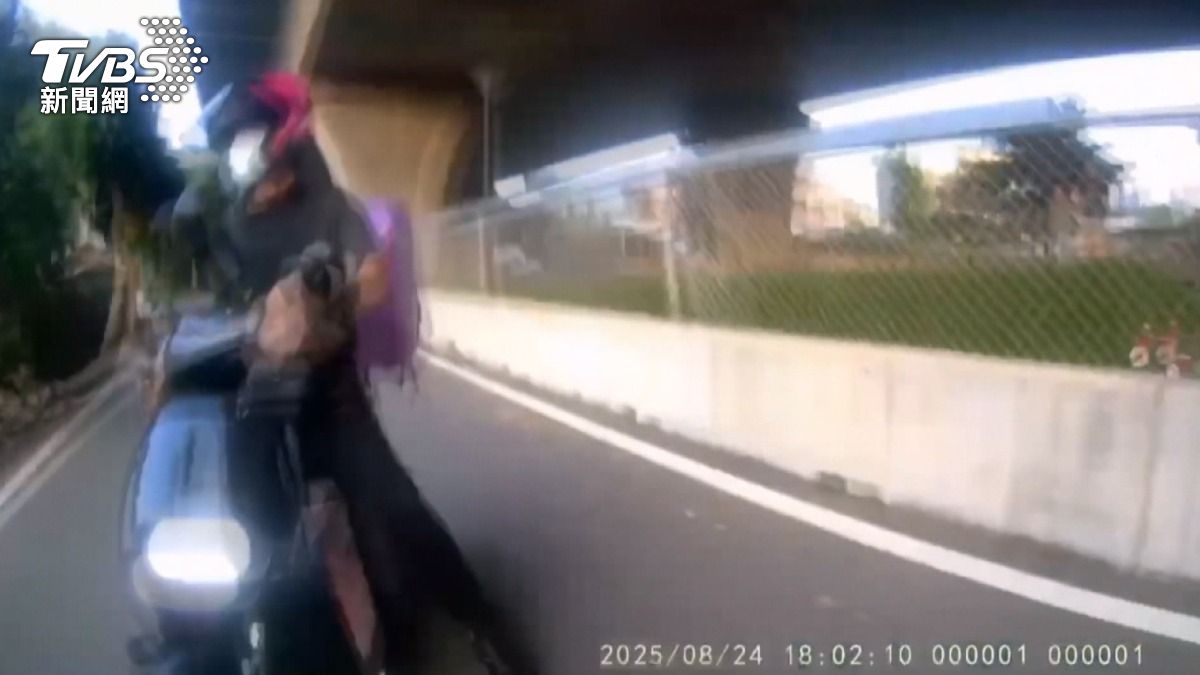 熱心外送員的協助下，警方得以騎乘機車追捕。(圖／民眾提供)
