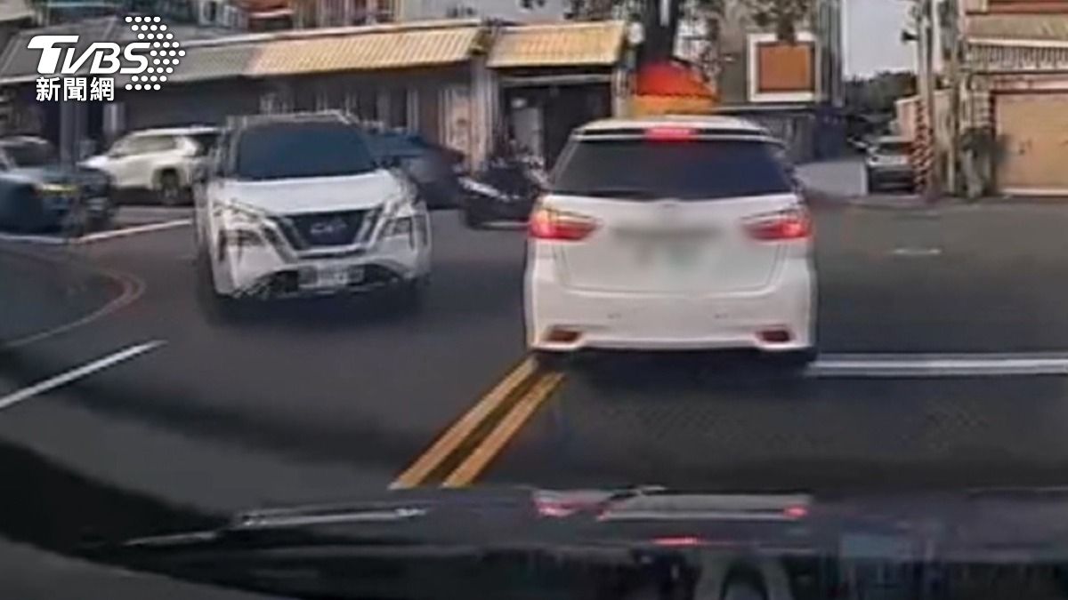 警方發現白色轎車懸掛的車牌有問題，立即廣播要求該車停車受檢。(圖／民眾提供)