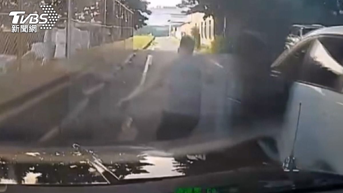 駕駛突停車，開車門後拔腿狂奔，企圖甩掉員警。(圖／民眾提供)