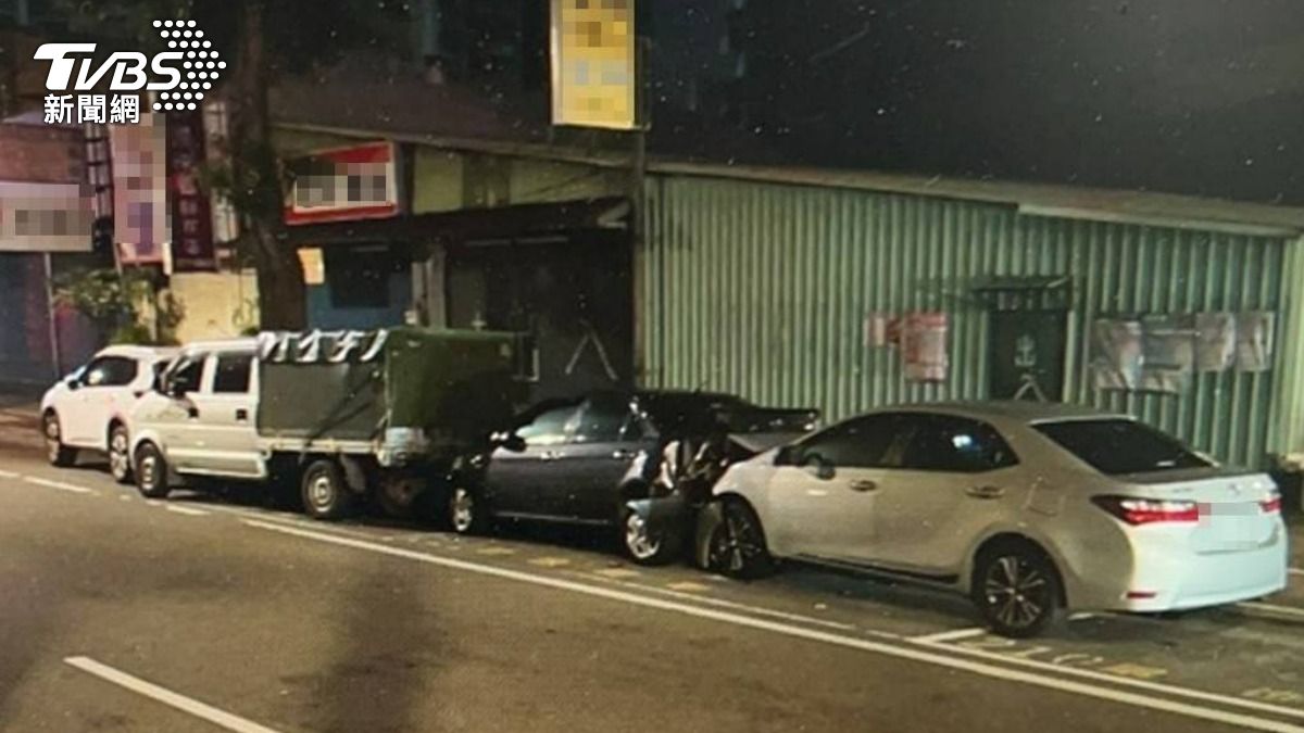桃園凌晨車禍！男恍神「撞爛3車」　車變夾心餅乾超驚悚