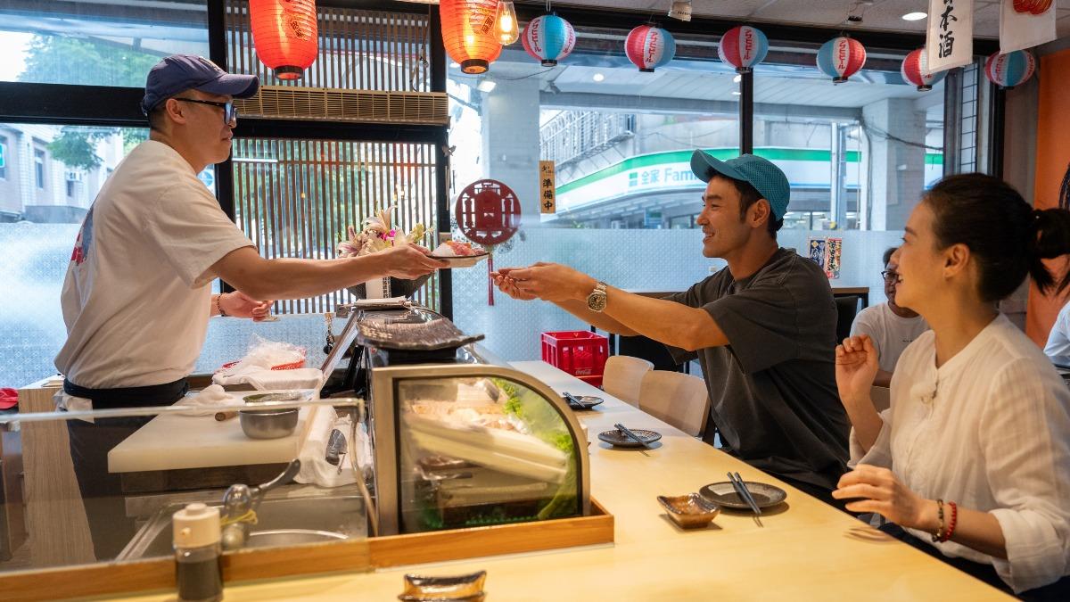 阮經天（右二）帶曾寶儀（右）去日料店。（圖／三立提供）