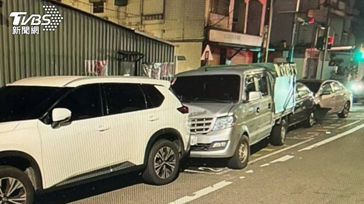 桃園男恍神「撞爛3車」，現場如夾心餅乾。（圖／TVBS）