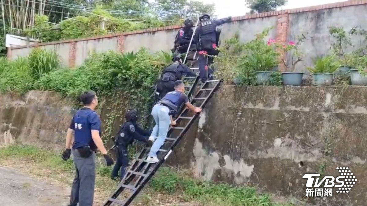 新北警翻牆攻堅販毒集團 70歲老藥頭、女友睡夢中遭逮