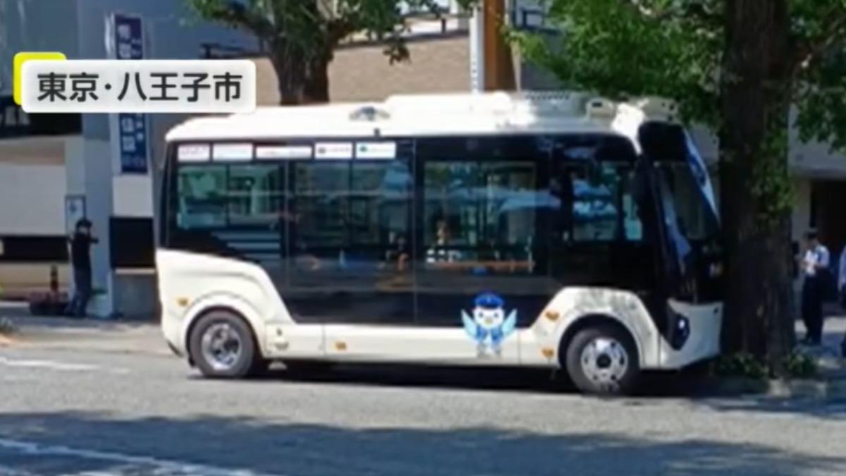 東京自動駕駛公車失控!暴衝撞樹多人傷 網轟:中國製造?