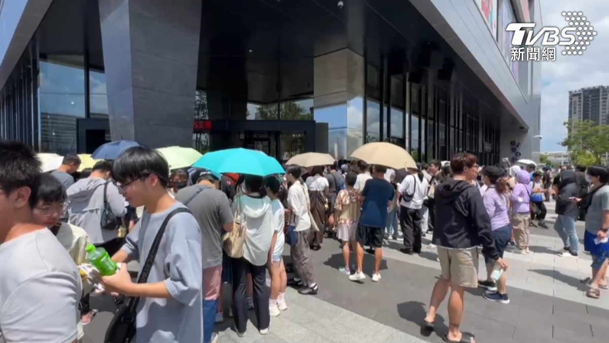 新光三越台南小北門店吸5萬人!阿嬤插隊搶泡泡瑪特辯:眼睛不好