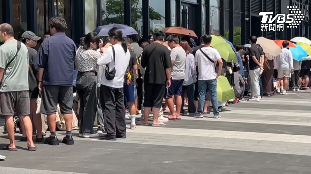 人潮爆炸!新光三越小北店新開幕 警單日就開200張紅單