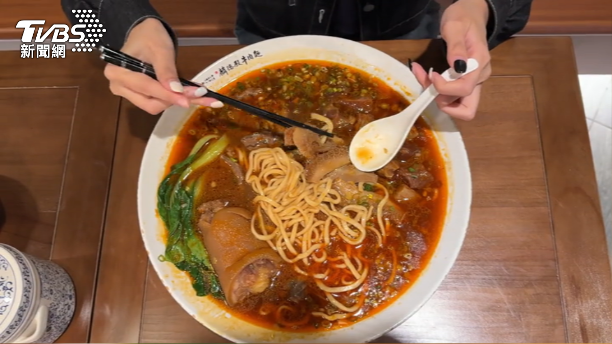 築間跨足牛肉麵市場，新品牌推巨大款牛肉麵。（圖／TVBS）