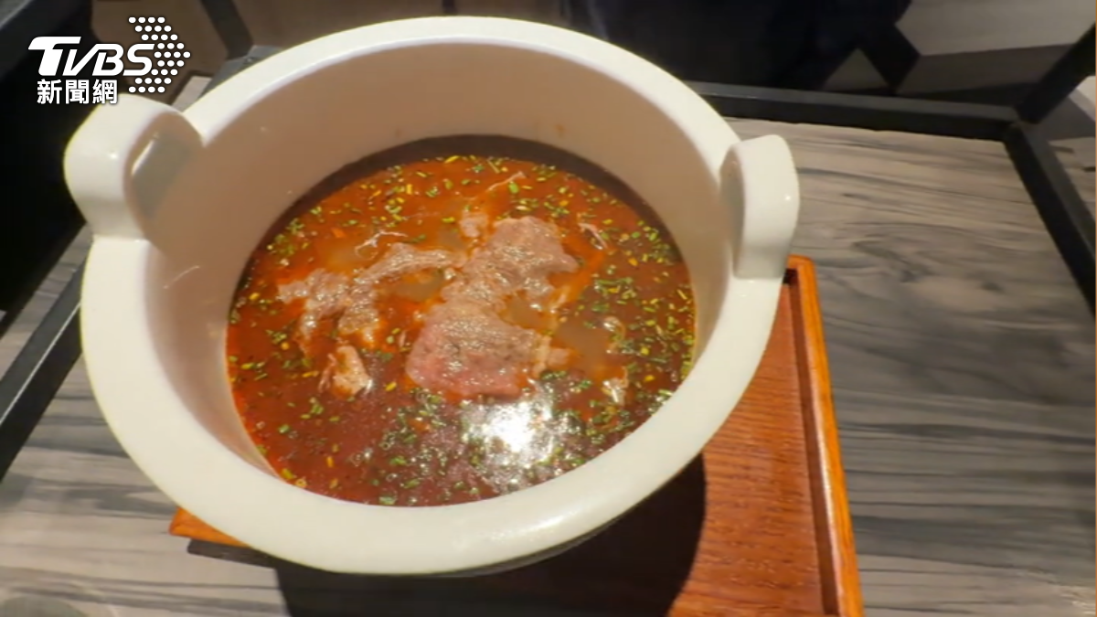 青花驕和故宮聯名，推虹吸手沖麻辣牛肉麵，一個月賣破1500套。（圖／TVBS）