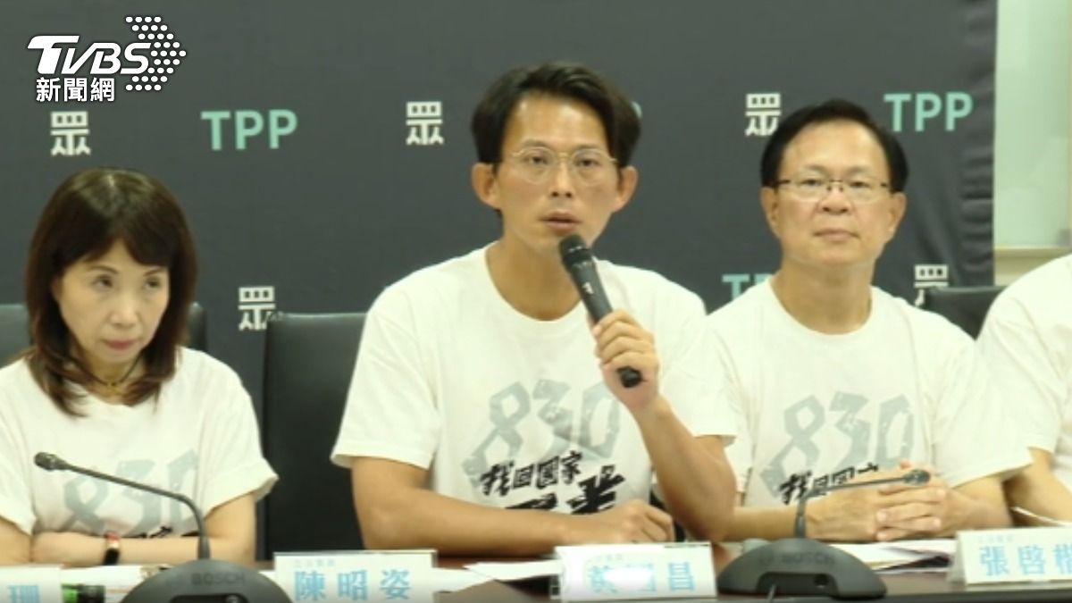 柯遭搜索滿1年！　陳佩琪喊難忘　眾走讀聲援。（圖／TVBS）
