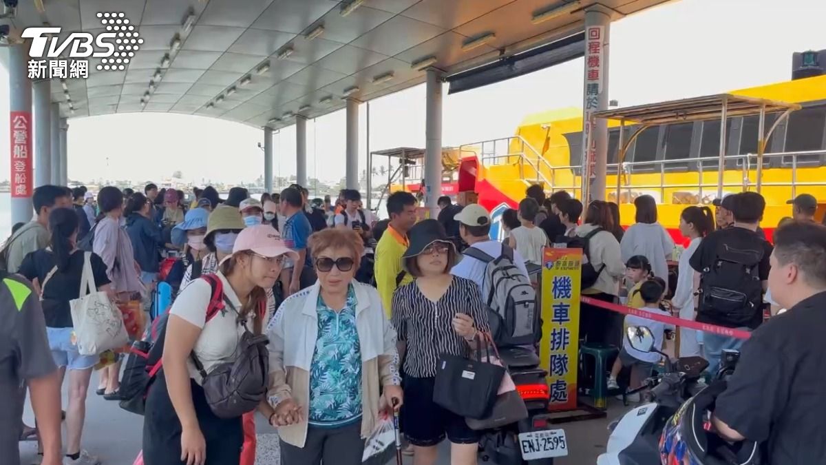 東港渡船碼頭,擠滿了去小琉球的人潮(圖/TVBS)