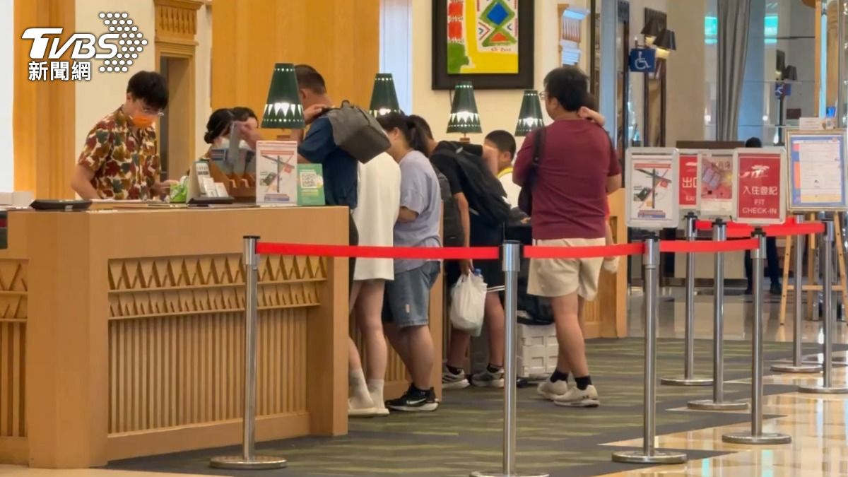 台東飯店業者說:「將近三個禮拜的一個豪大雨,然後受到颱風的一個影響,那當然很多客人就往後面延期,目前為止的話,其實住房都相當的不錯。」(圖/TVBS)