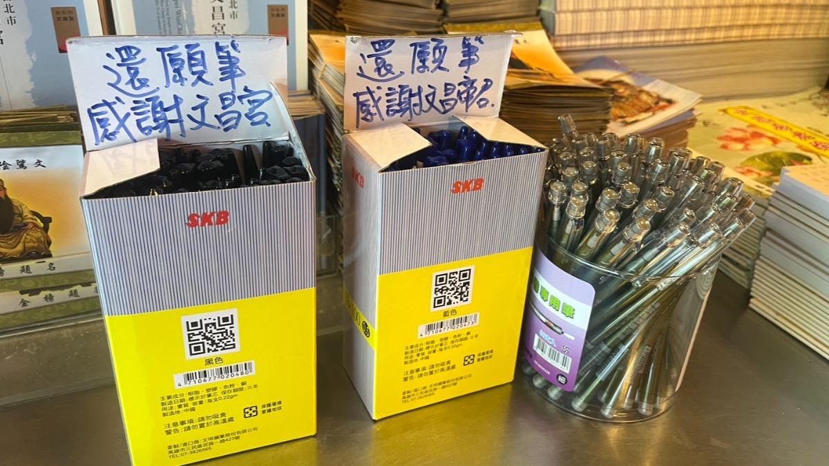 不少信徒上榜後會拿鉛筆、原子筆來還原。(圖/TVBS)