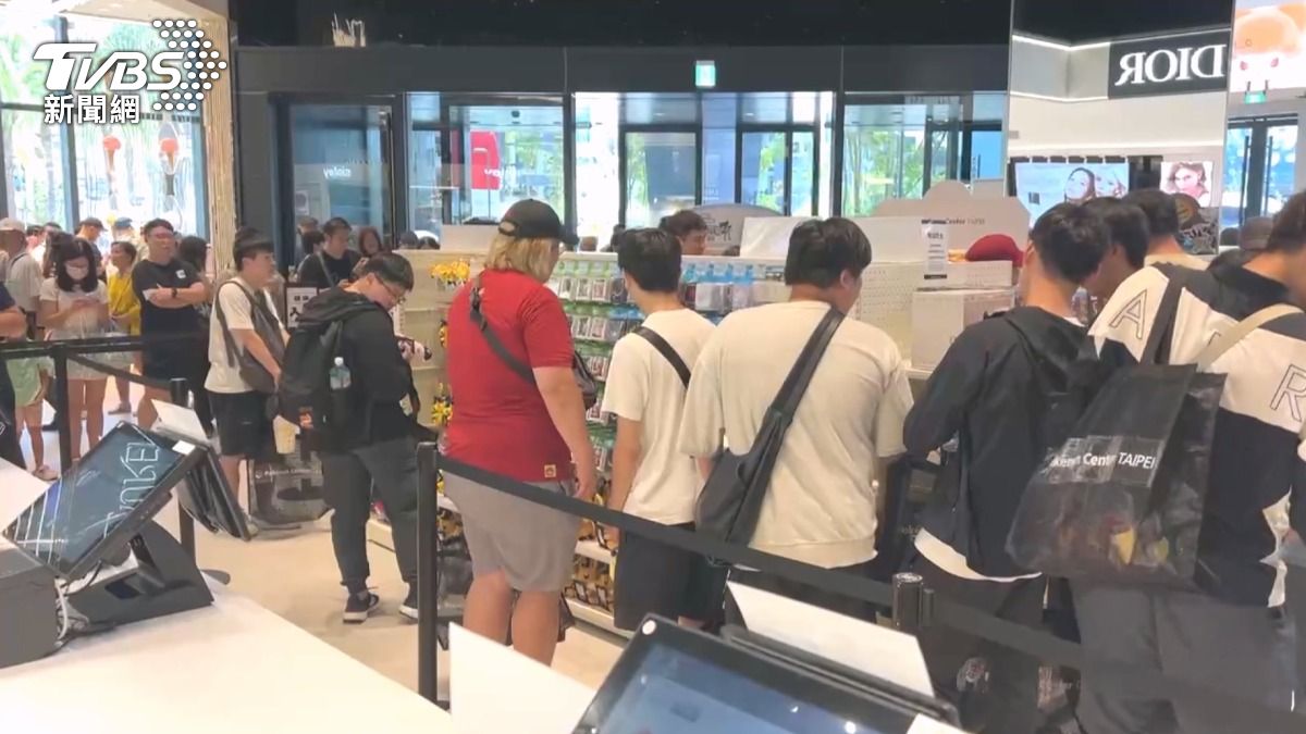 台南新三越開幕 寶可夢快閃店掀搶購熱(圖/TVBS)